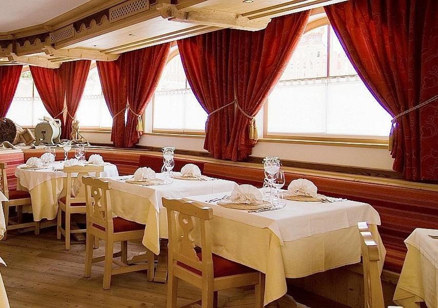 Hotel Madonnina Resort And Wellness Soraga Bagian luar foto